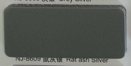 ¿Cuál es la diferencia de costos entre los paneles compuestos de aluminio de color liso y de veta de madera?
